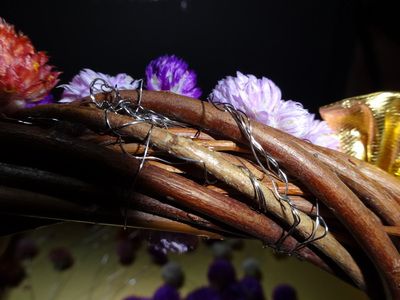 リースの土台の裏側でワイヤーを処理した様子