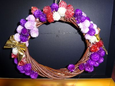 リースの土台に千日紅を半分以上つけた様子