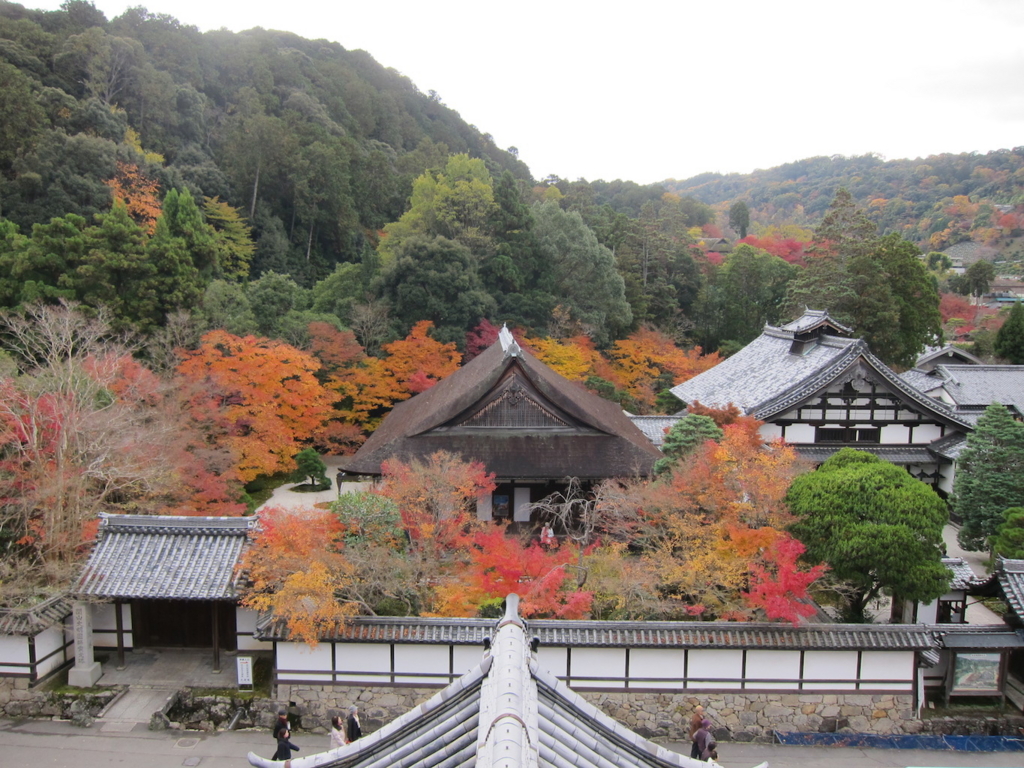 京都・南禅寺の三門からの紅葉