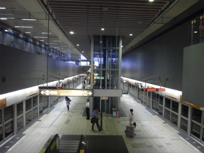臺北国際航空駅ホーム。東京メトロと違って天井 