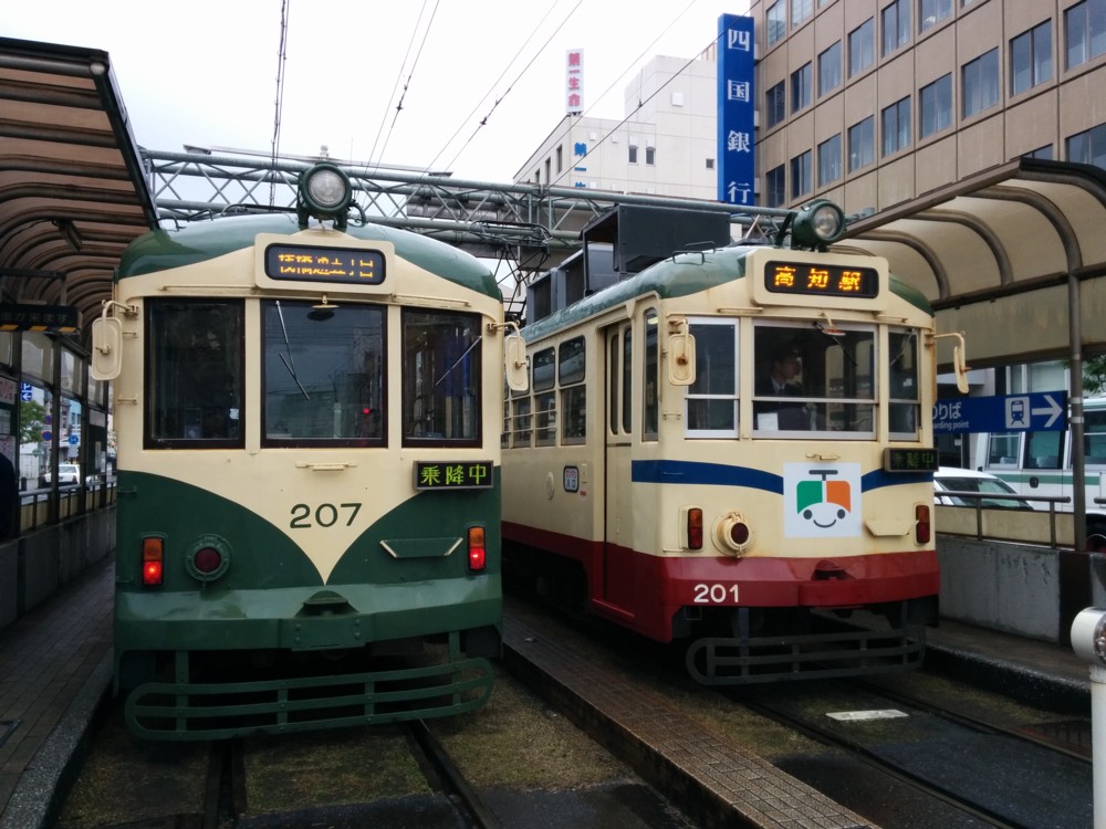 とさでん交通・路面電車の平均車齢は50年超!置き換えは待ったなしですが、単純に新車に入れ替えるだけでは… 地方の公共交通を立て直す!@高知家 とさでん交通・路面電車の平均車齢は50年超!置き換えは待ったなしですが、単純に新車に入れ替えるだけでは… 地方の公共交通を立て直す!@高知家