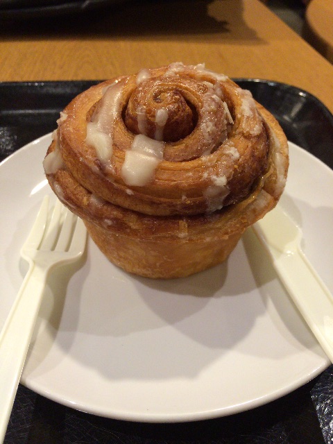f:id:nyakako:20150507185523j:image スタバのシナモンロール