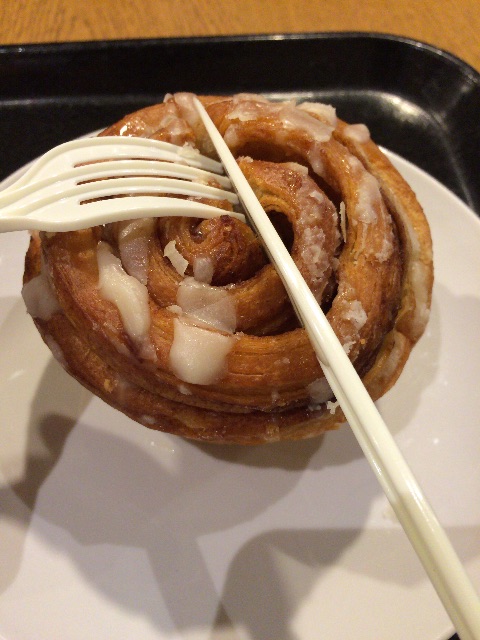 f:id:nyakako:20150507185527j:image スタバのシナモンロールの食べ方1