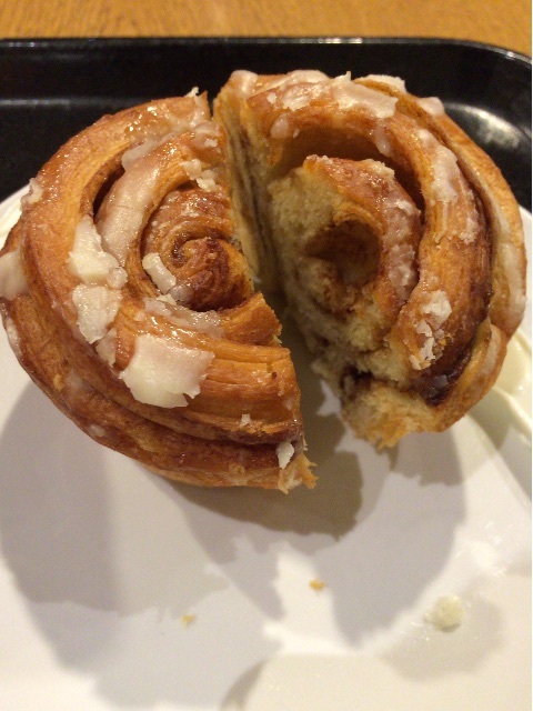 f:id:nyakako:20150507185544j:image スタバのシナモンロールの食べ方2