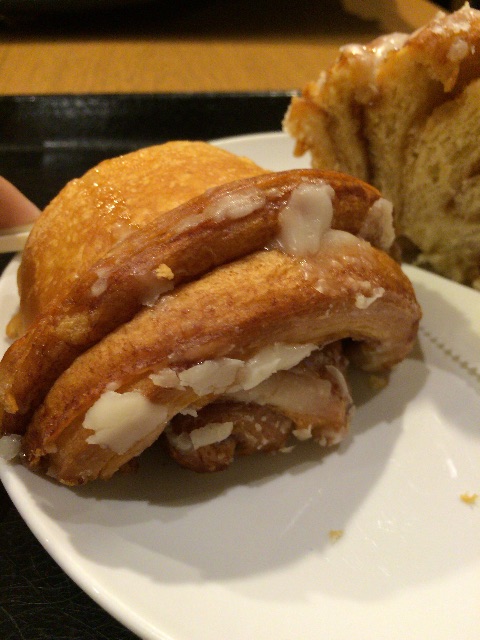 f:id:nyakako:20150507185554j:image スタバのシナモンロールの食べ方3
