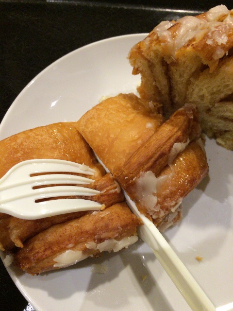 f:id:nyakako:20150507185602j:image スタバのシナモンロールの食べ方4