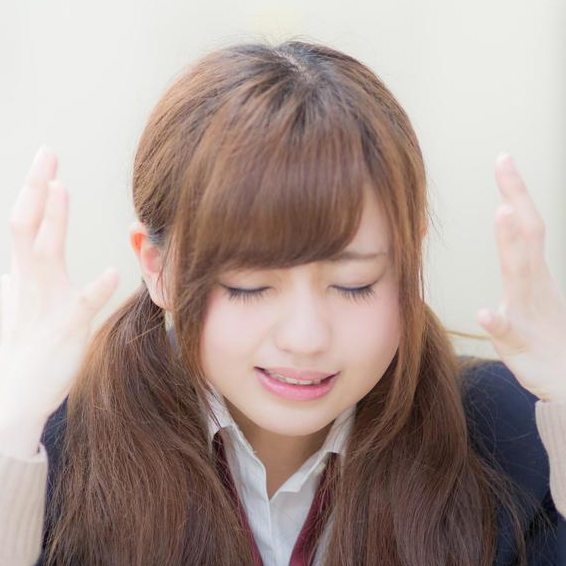 外に出された女性の画像