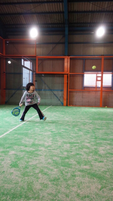 ソラナ親子でのレッスン風景 親子でパデルを体験していただきました