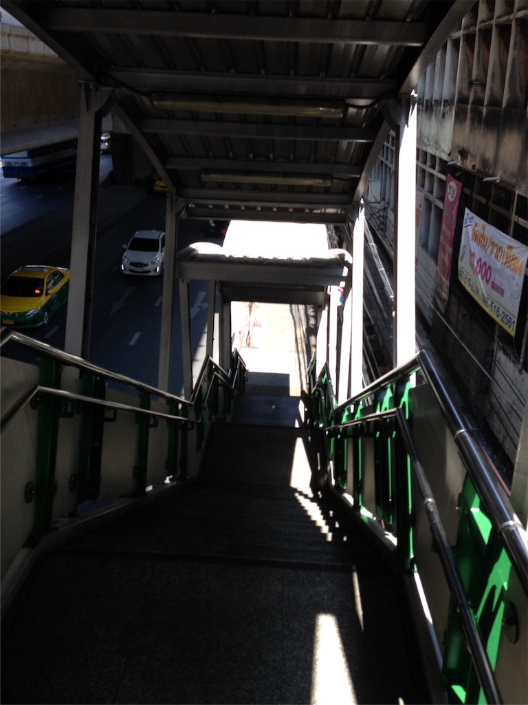 ウドムスック駅バス停までの階段