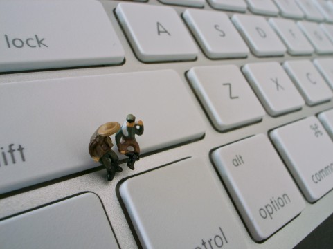 検索サポーターのアンテナのご説明です キーボードと人形の写真