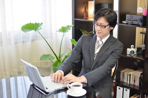 パソコンを操作する男の人の写真