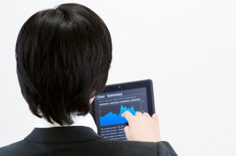 分析データを眺めている男の人の写真