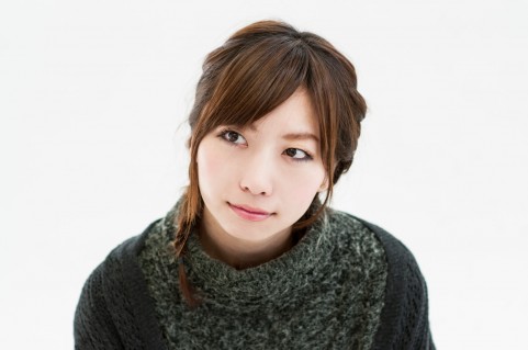 リピーター(常連)、ファンを増やすには? 考えている女の人の写真