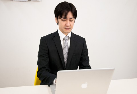 「誠実さ」って結構伝わる。 パソコンを操作している男の人の写真