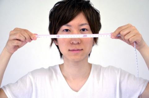 目線はどっち? 目線をあわせようとしている男性の写真