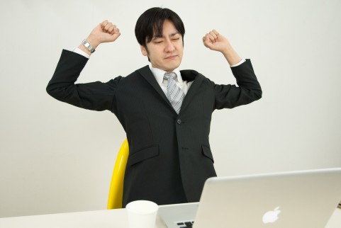 特に影響ありませぬ。 リラックスしている男の人の写真