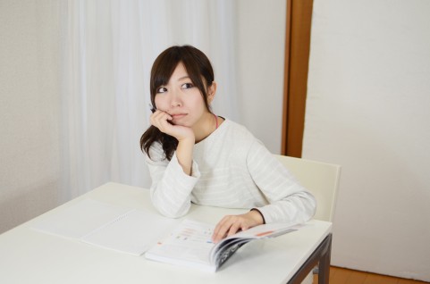 ネイティブ広告とは? 考えている女の人の写真