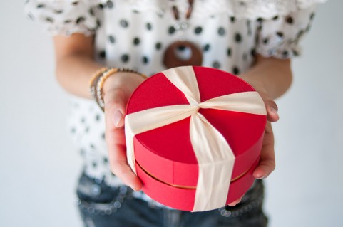 良い広告はプレゼントである プレゼントを渡している写真