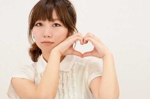 人に動いてもらうって大変です。 手でハートをつくっている女の人の写真