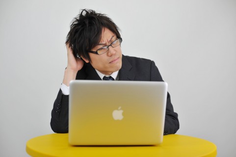 頭をかきむしっている男の写真