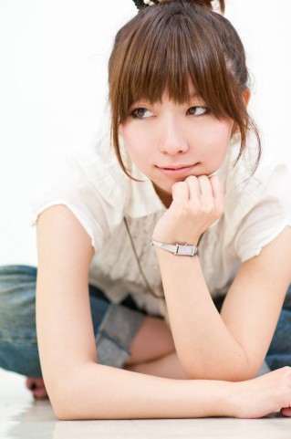 「当事者意識」を持つことでもあります 考えている女の人の写真