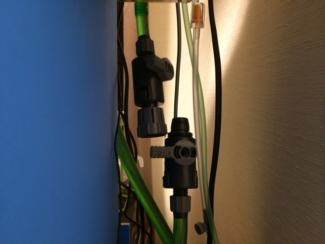 f:id:sennich:20150330023247j:plain エーハイムダブルタップでホースを分断した状態。水はこぼれない。