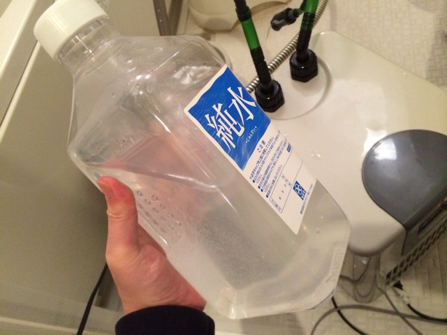 f:id:sennich:20150330212012j:plain 約2リットルの人口海水を作り、洗った後のクーラーに補充してから取り付ける。