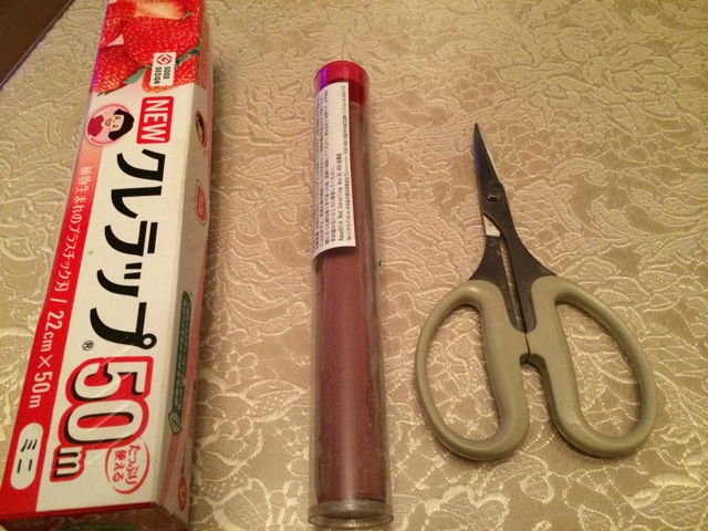f:id:sennich:20150405170442j:plain 使う道具は水槽用ボンド、サランラップ、ハサミの三つです