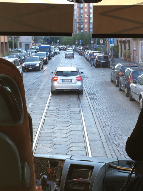 ミラノ空港からホテルへのバスの車窓から見える石畳の道路 ミラノの街の石畳の道路