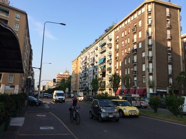 ミラノMonza通りのアンタレスコンコルドホテル前の朝7時 イタリアミラノの朝