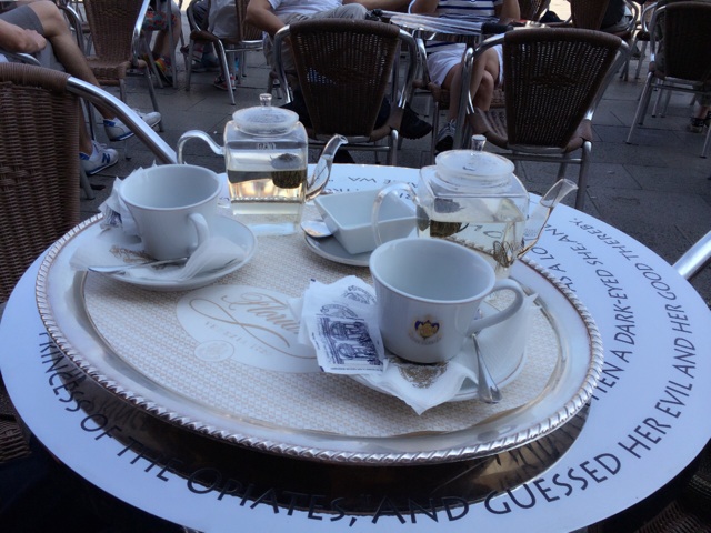 ヴェネツィアのカフェのテーブルの花茶 イタリア旅行でヴェネツィアのカフェに入って得た教訓