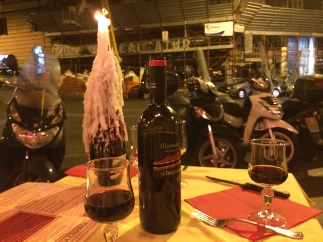バールのテーブルのキャンドルとワイン ローマのバールでワインを飲んだエピソード