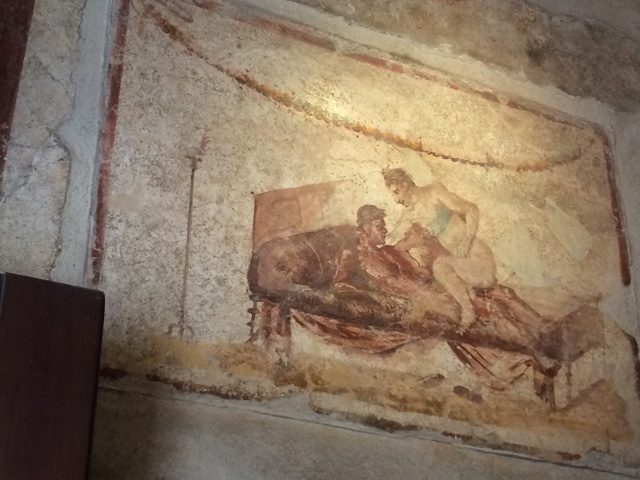 ポンペイ遺跡娼婦のレリーフ ローマの夜の街に立つお姉さん