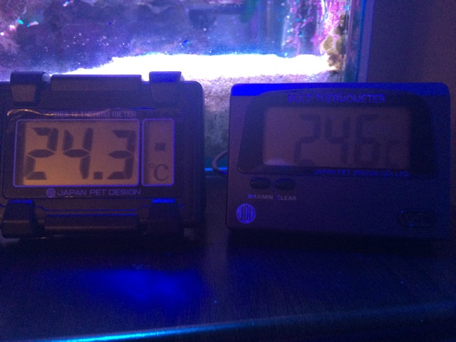 f:id:sennich:20150710225101j:plain デジタル水温計でクーラーから吐き出されたばかりの水と離れた場所の水の温度差を比較した。
