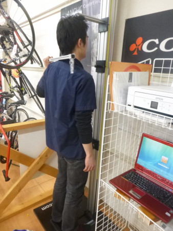 ご覧のように専用の機材で身長 ...