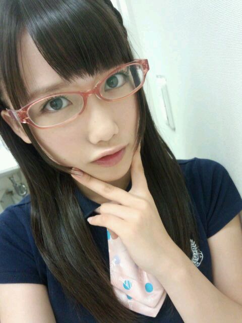 首に可愛いスカーフを巻いている加藤里保菜の画像♪