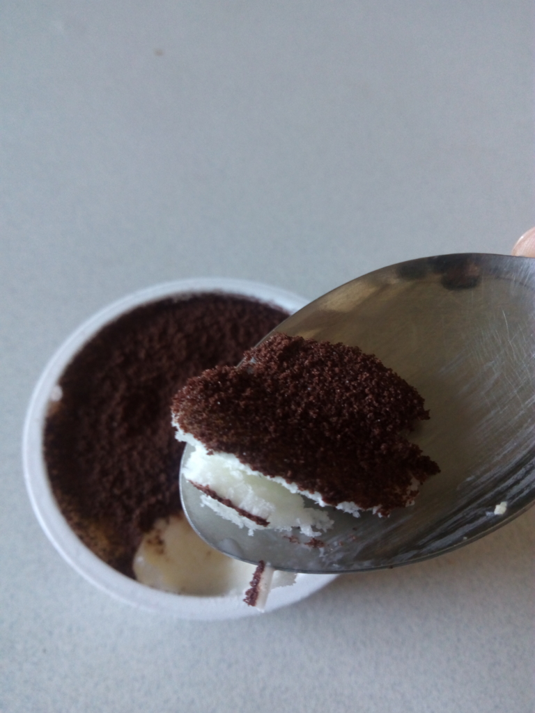 ティラミス氷を食べているところ