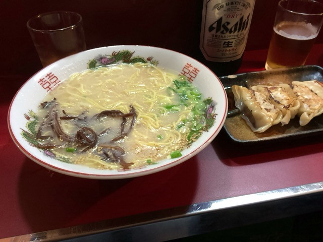 シメはラーメンと餃子とビール。飲んでばっか。