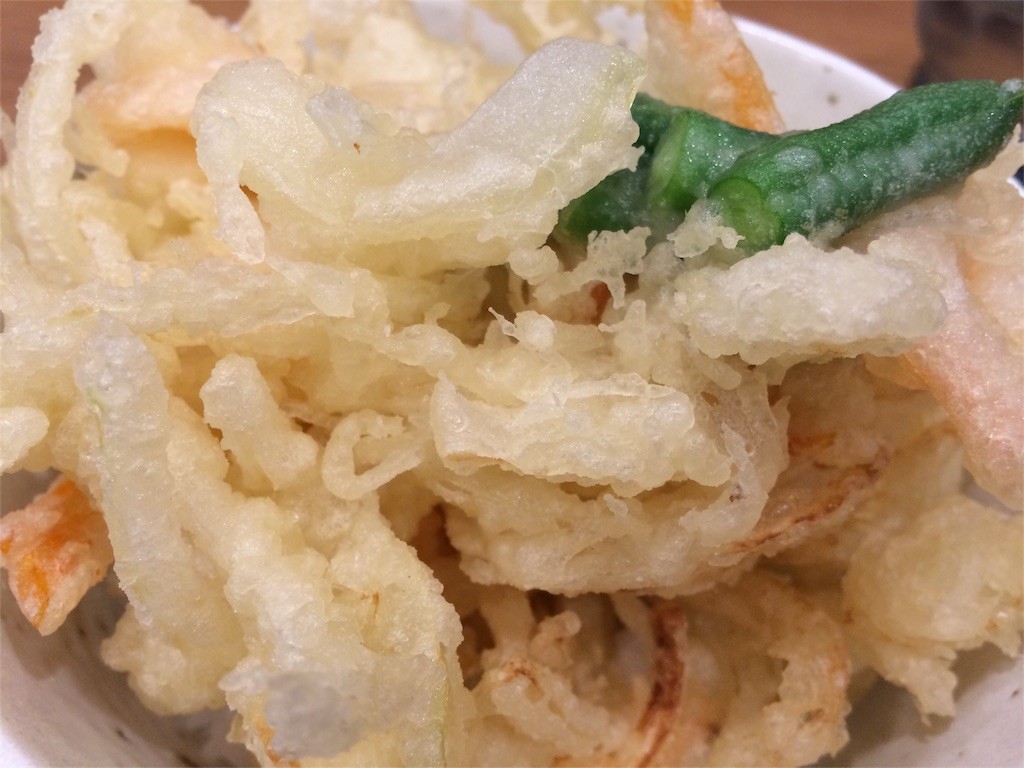 かき揚げ丼のアップ。揚げたてらしきかき揚げがドンとのってる。 かき揚げ丼のアップ。揚げたてらしきかき揚げがドンとのってる。