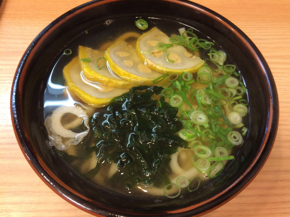 からし蓮根うどん、その名の通りからし蓮根がうどんに浮かんでる