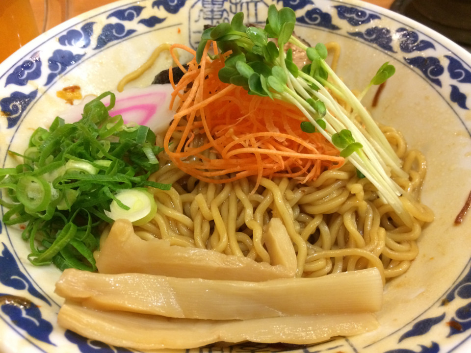 丼の底の油と絡めて食べるらしい。あと酢を足すとうまい。