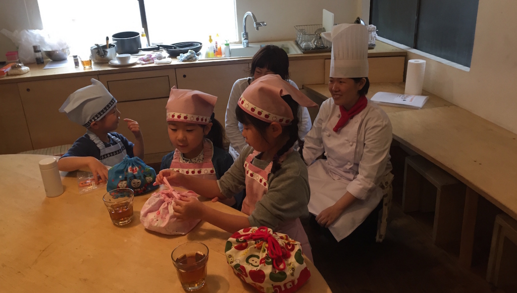 子ども料理の先生から学んだ。家事を教えるための3つのコツ。
