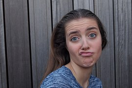 やってられないというように顔をしかめた女性