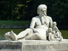 大理石の老人とこどもたち