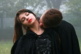 ドラキュラに首筋を噛みつかれている女性