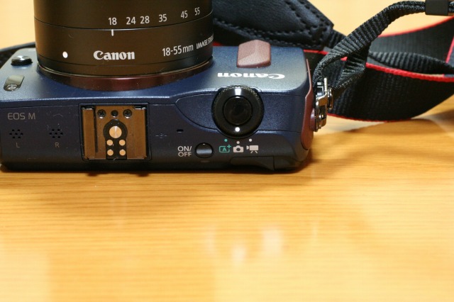 EOS M 初代 （レンズ&ストラップ付） EOS M 初代 （レンズ&ストラップ付） デジタルカメラ