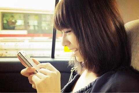 スマホをいじる西内まりや