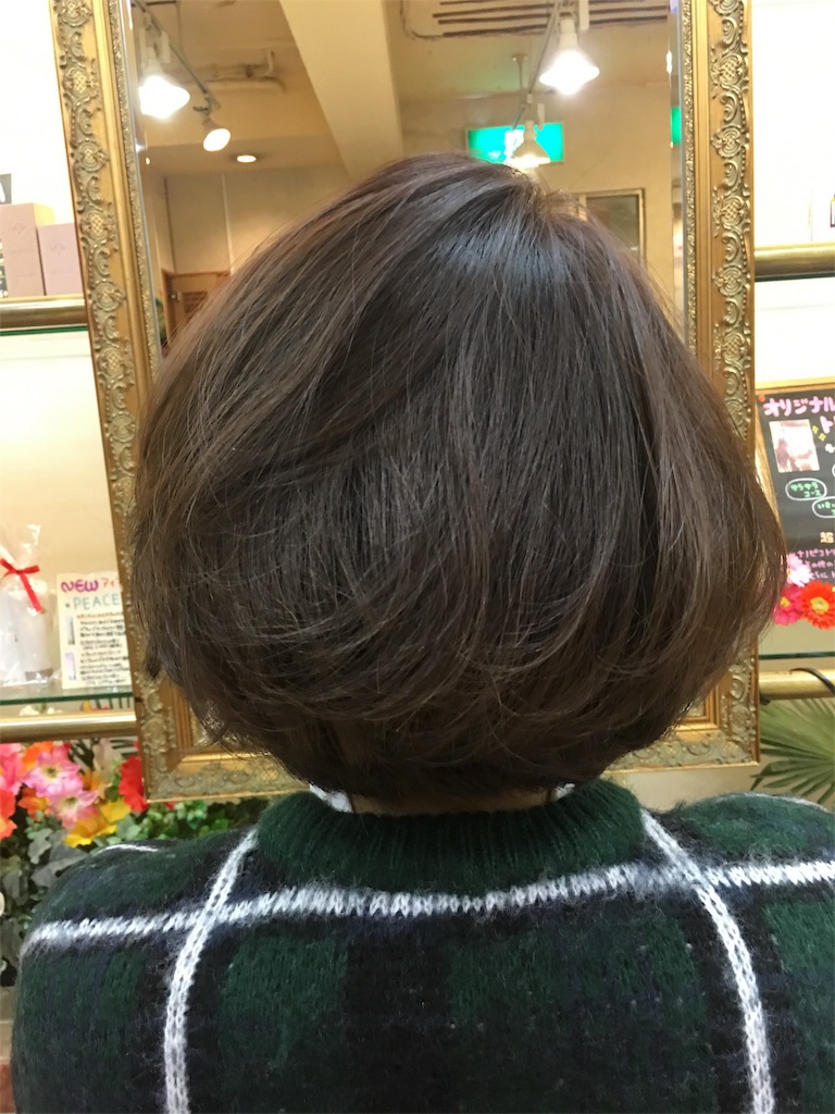 タンバルモリにカットしてダークアッシュにヘアカラーしたヘアスタイル