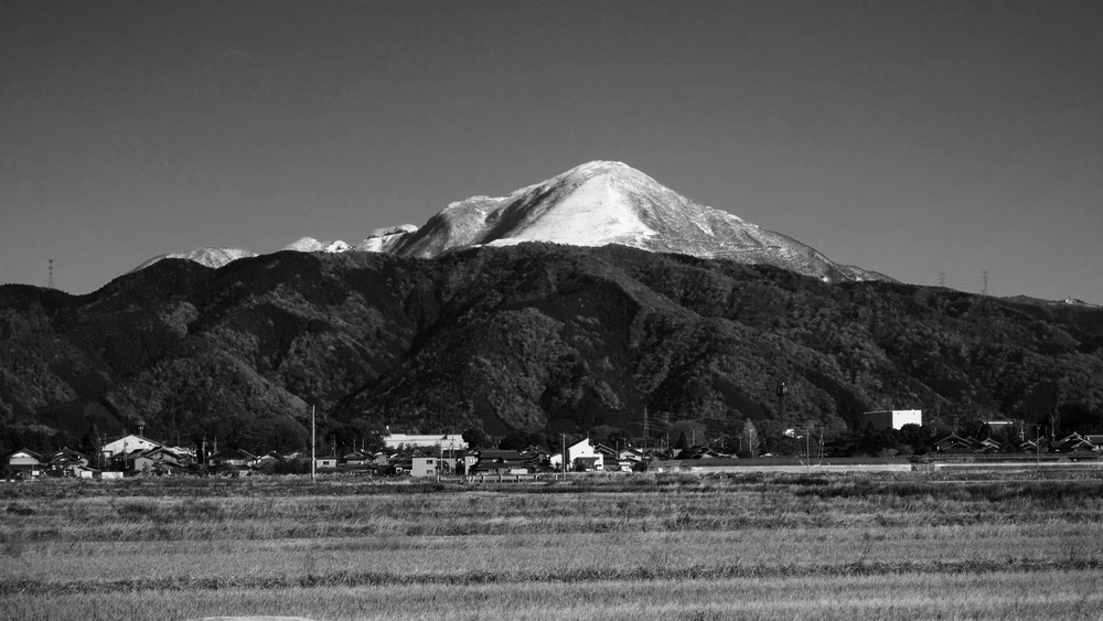 快晴の日の冠雪した伊吹山