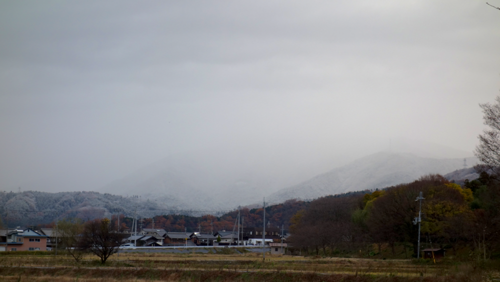 雪の大依山とうちの村